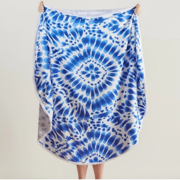 Enchante Home Oversized Round Beach towel - Picture 5 of 5